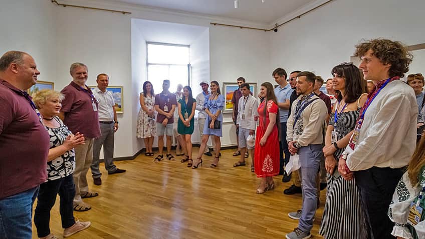 Участники пленэра на выставке Валерия Шматько